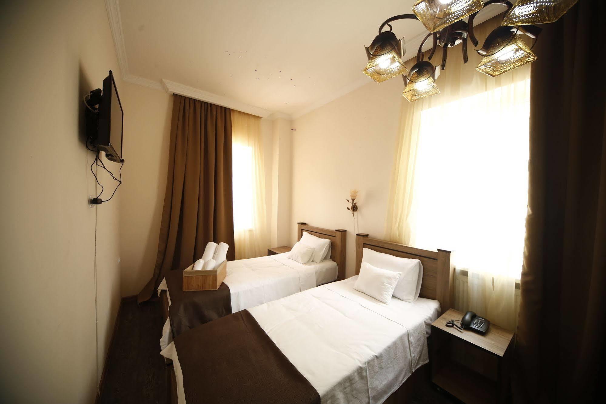 Log Inn Boutique Hotel Tbilisi Buitenkant foto