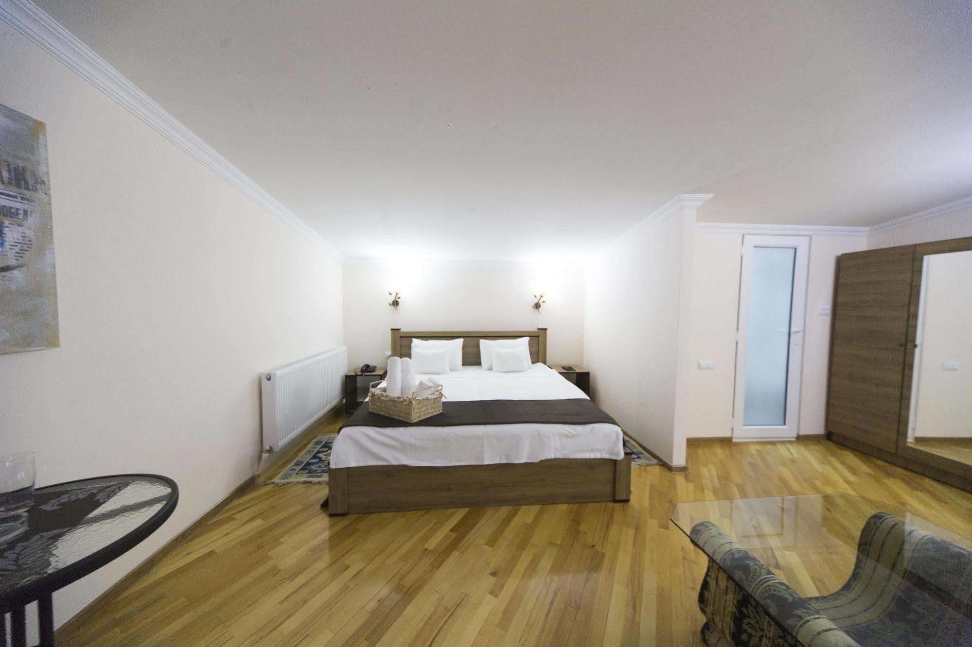 Log Inn Boutique Hotel Tbilisi Buitenkant foto