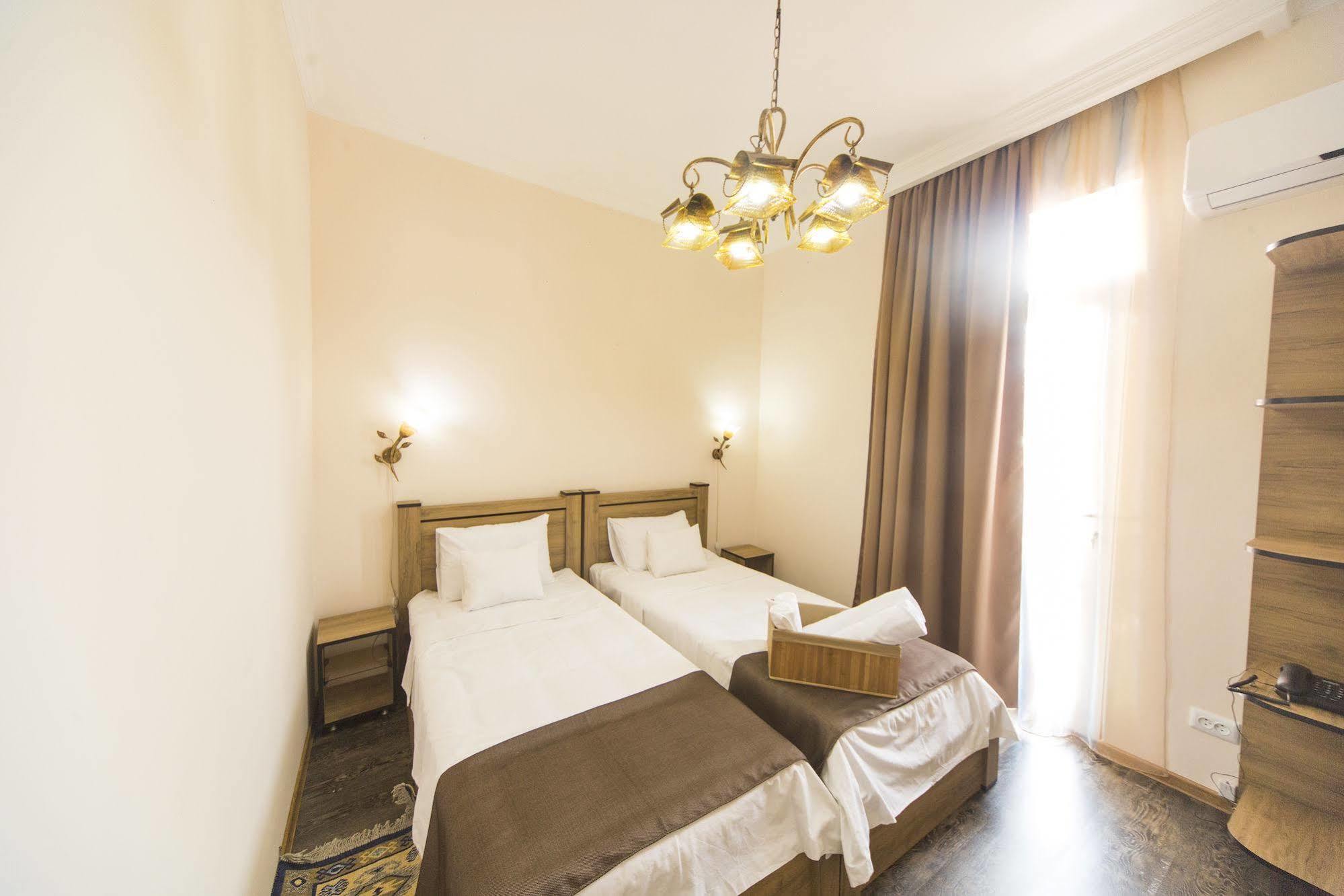 Log Inn Boutique Hotel Tbilisi Buitenkant foto