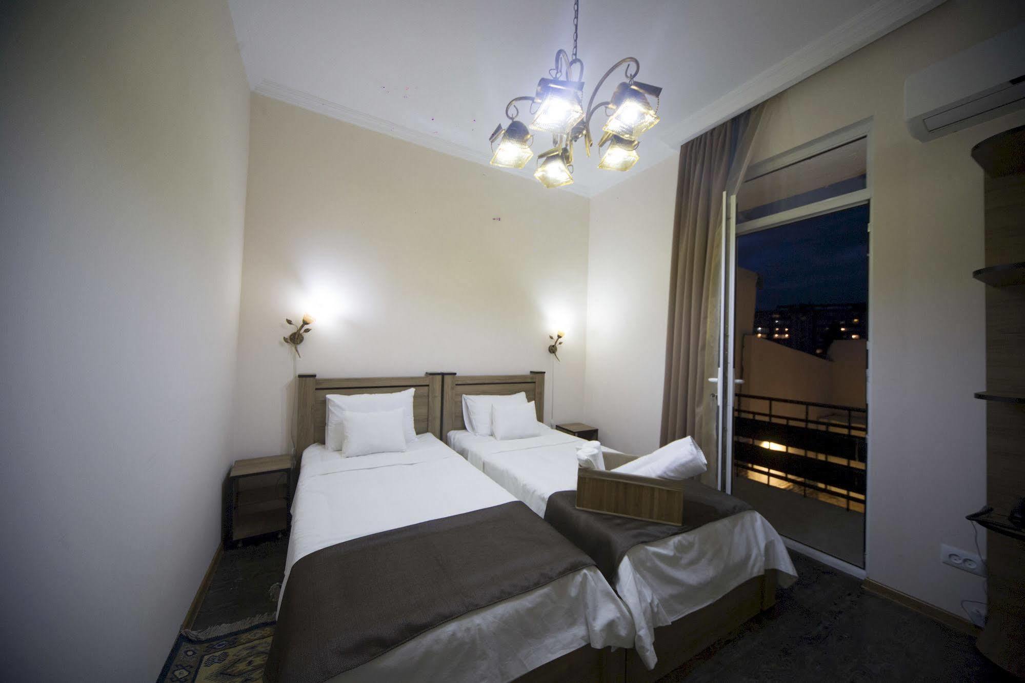 Log Inn Boutique Hotel Tbilisi Buitenkant foto